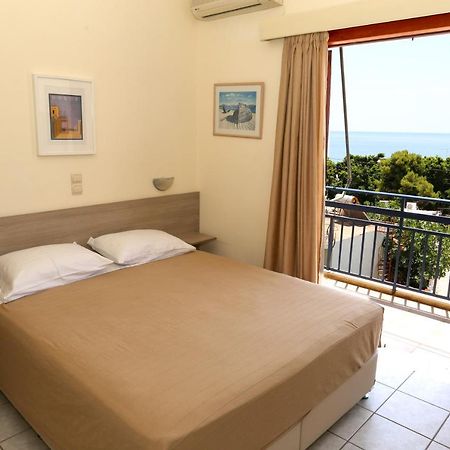 Hotel Karyatides Agia Marina  Esterno foto