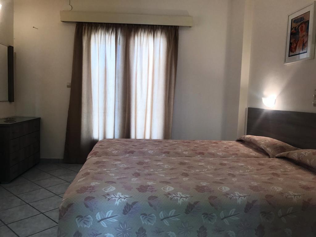 Hotel Karyatides Agia Marina  Esterno foto