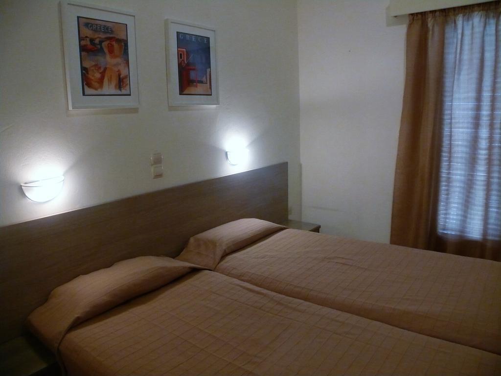 Hotel Karyatides Agia Marina  Esterno foto