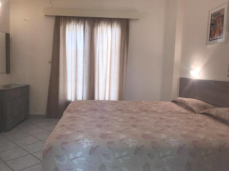 Hotel Karyatides Agia Marina  Esterno foto