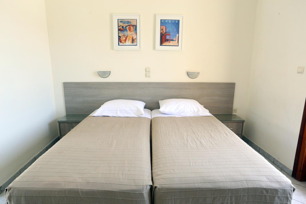 Hotel Karyatides Agia Marina  Esterno foto