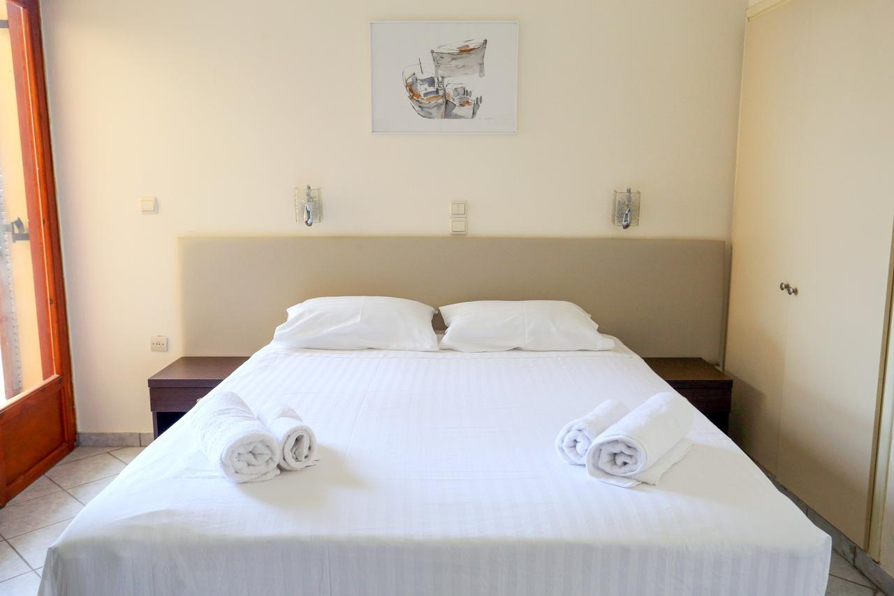 Hotel Karyatides Agia Marina  Esterno foto