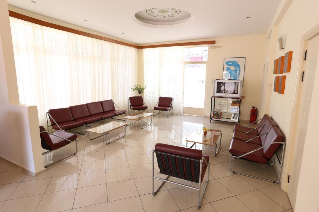Hotel Karyatides Agia Marina  Esterno foto