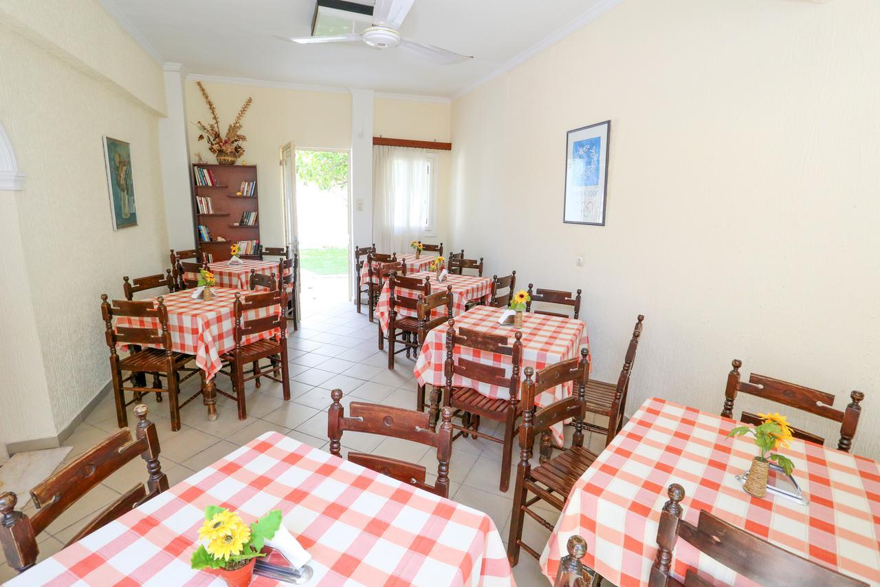 Hotel Karyatides Agia Marina  Esterno foto