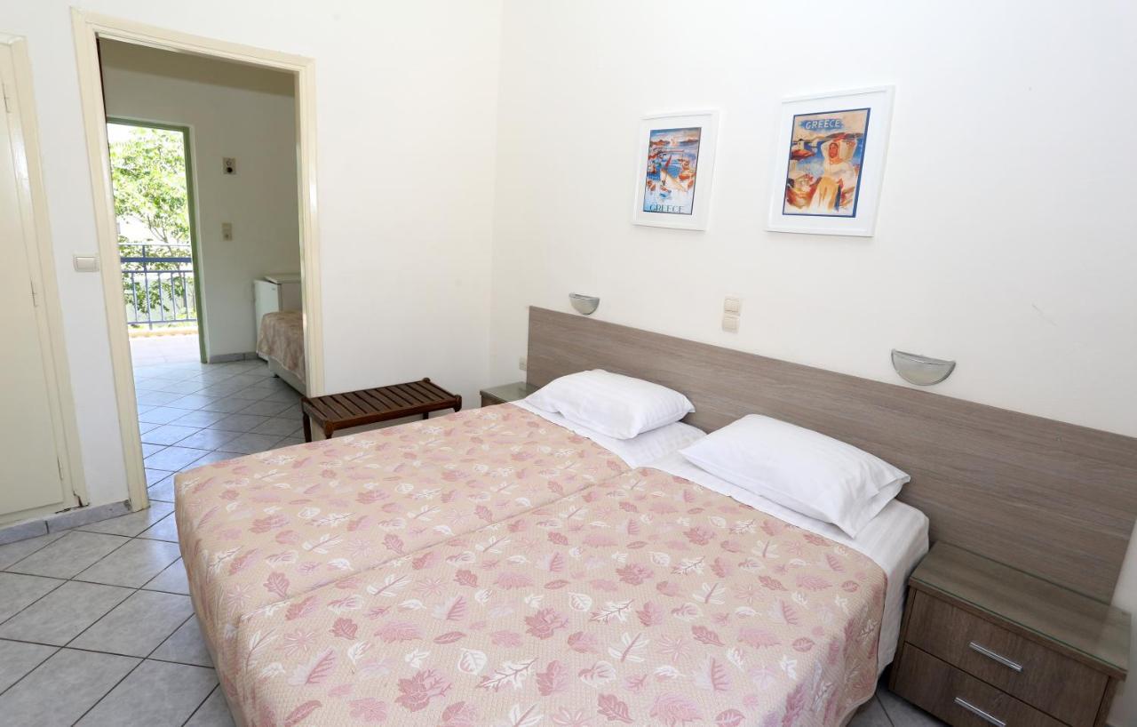 Hotel Karyatides Agia Marina  Esterno foto