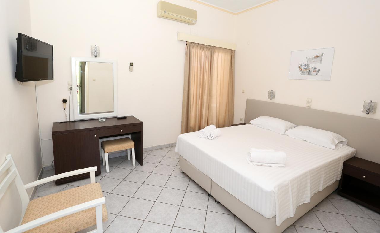Hotel Karyatides Agia Marina  Esterno foto