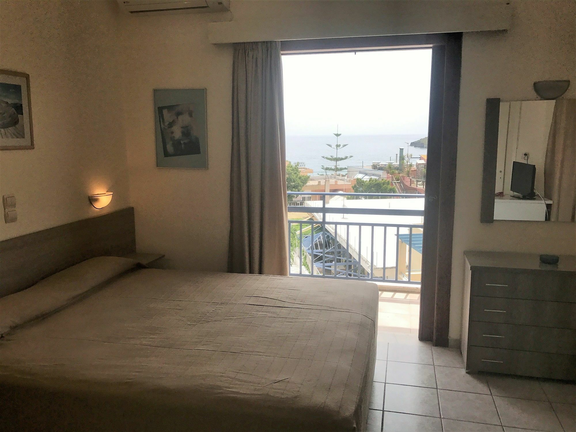 Hotel Karyatides Agia Marina  Esterno foto