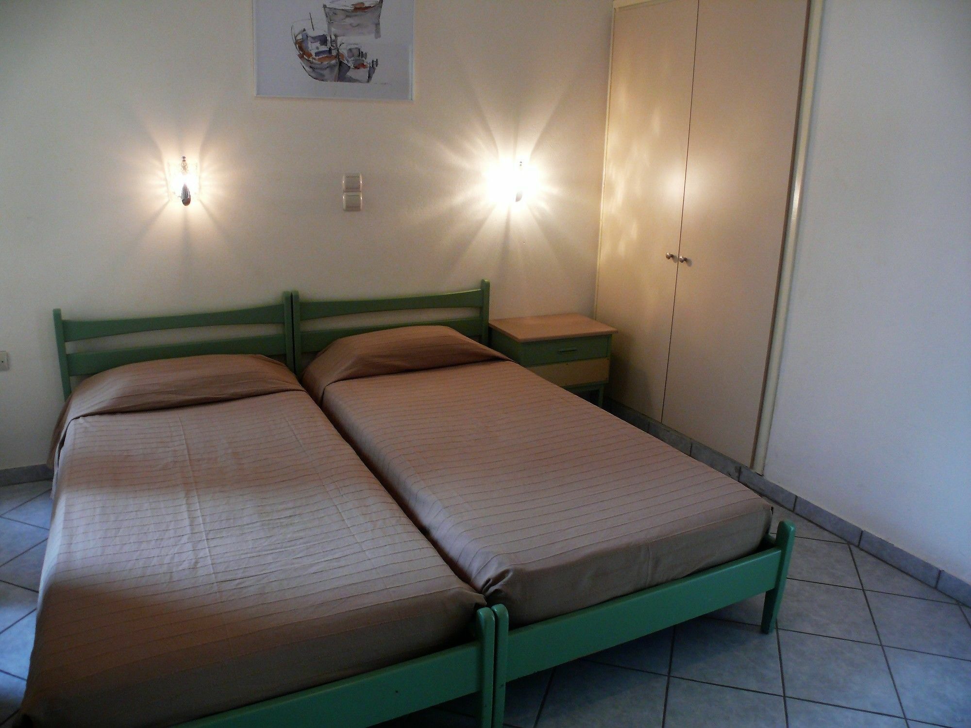 Hotel Karyatides Agia Marina  Esterno foto