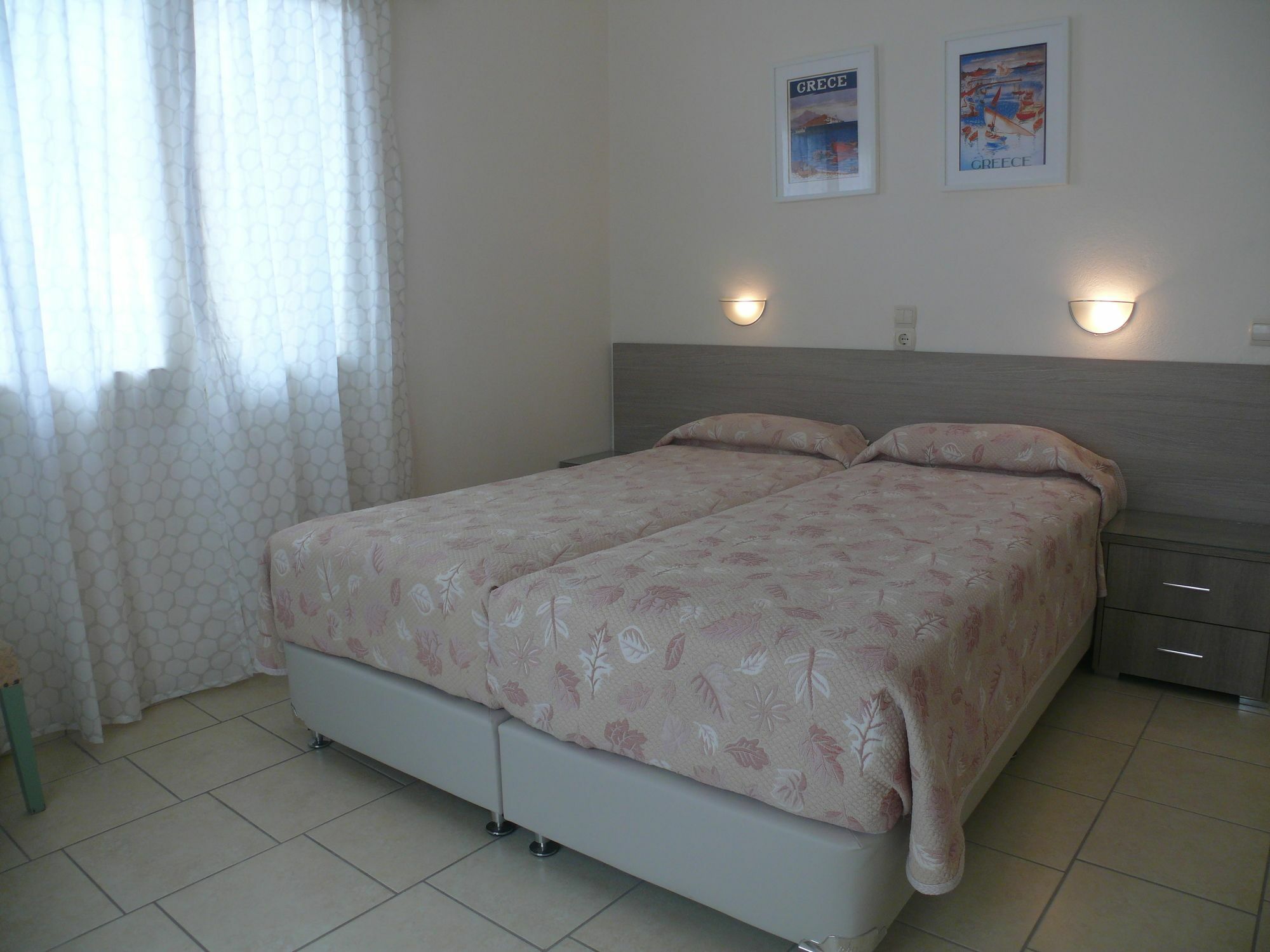 Hotel Karyatides Agia Marina  Esterno foto
