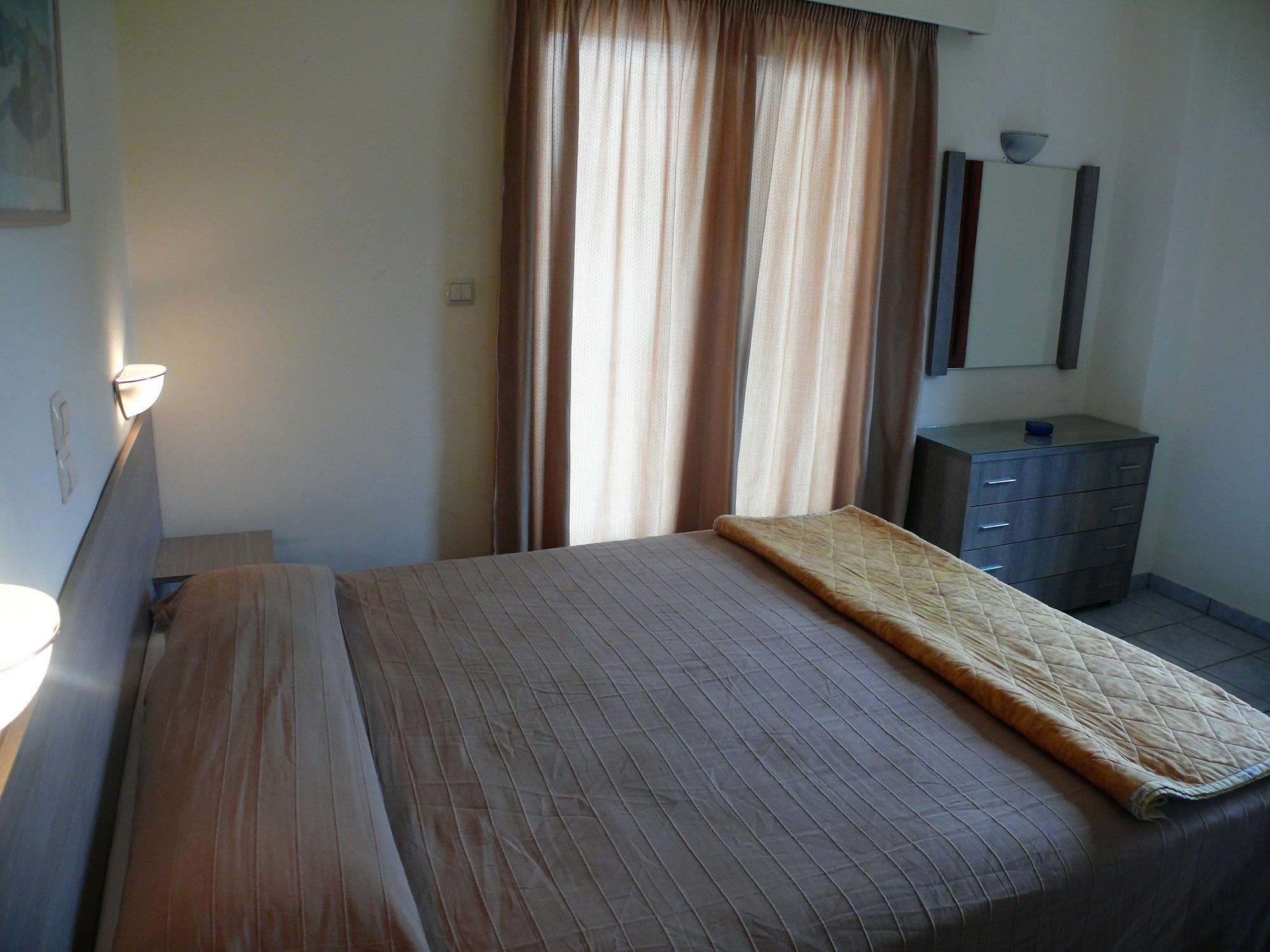 Hotel Karyatides Agia Marina  Esterno foto
