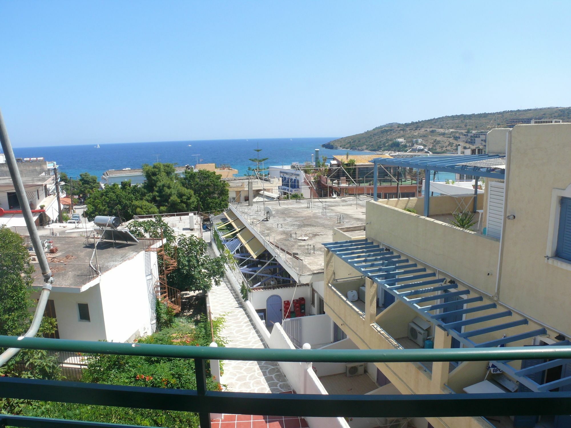 Hotel Karyatides Agia Marina  Esterno foto