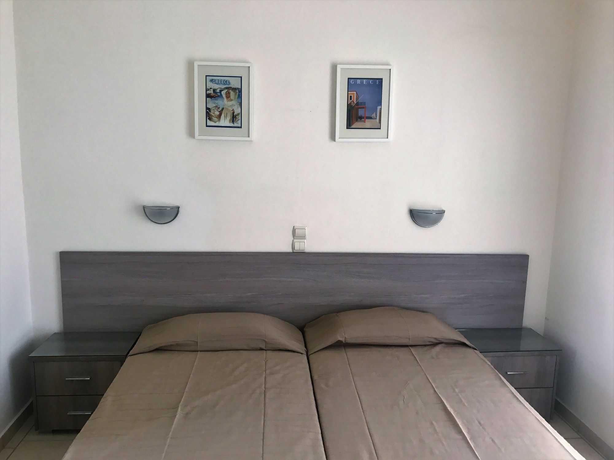 Hotel Karyatides Agia Marina  Esterno foto