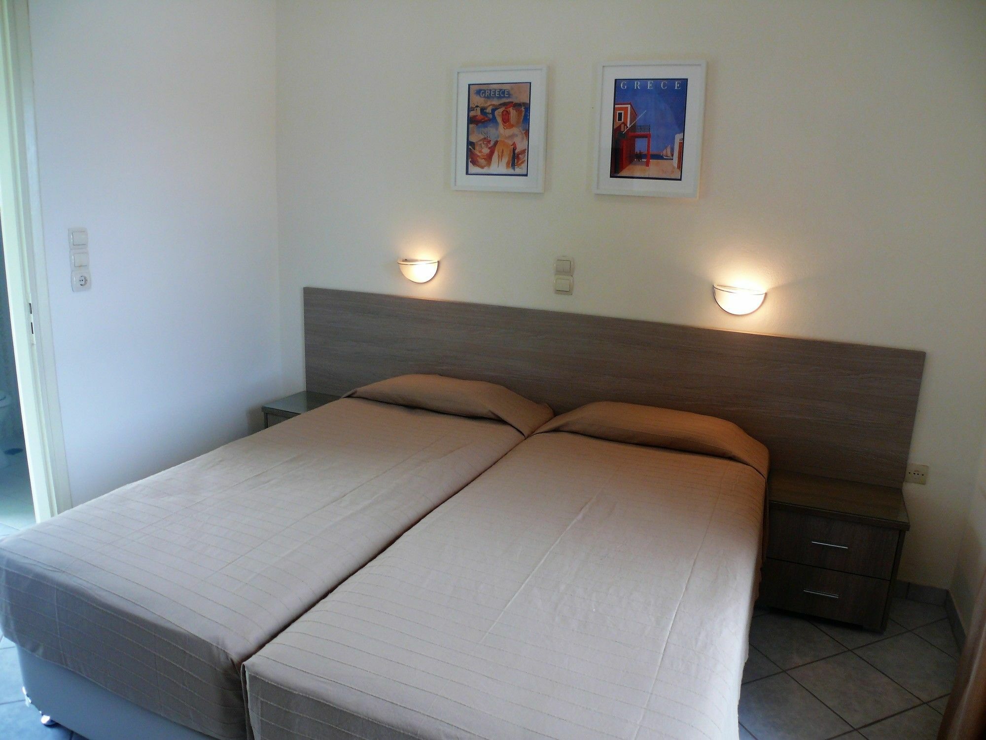 Hotel Karyatides Agia Marina  Esterno foto