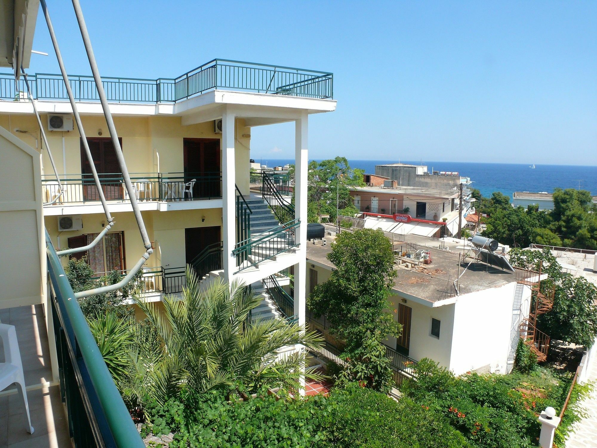 Hotel Karyatides Agia Marina  Esterno foto