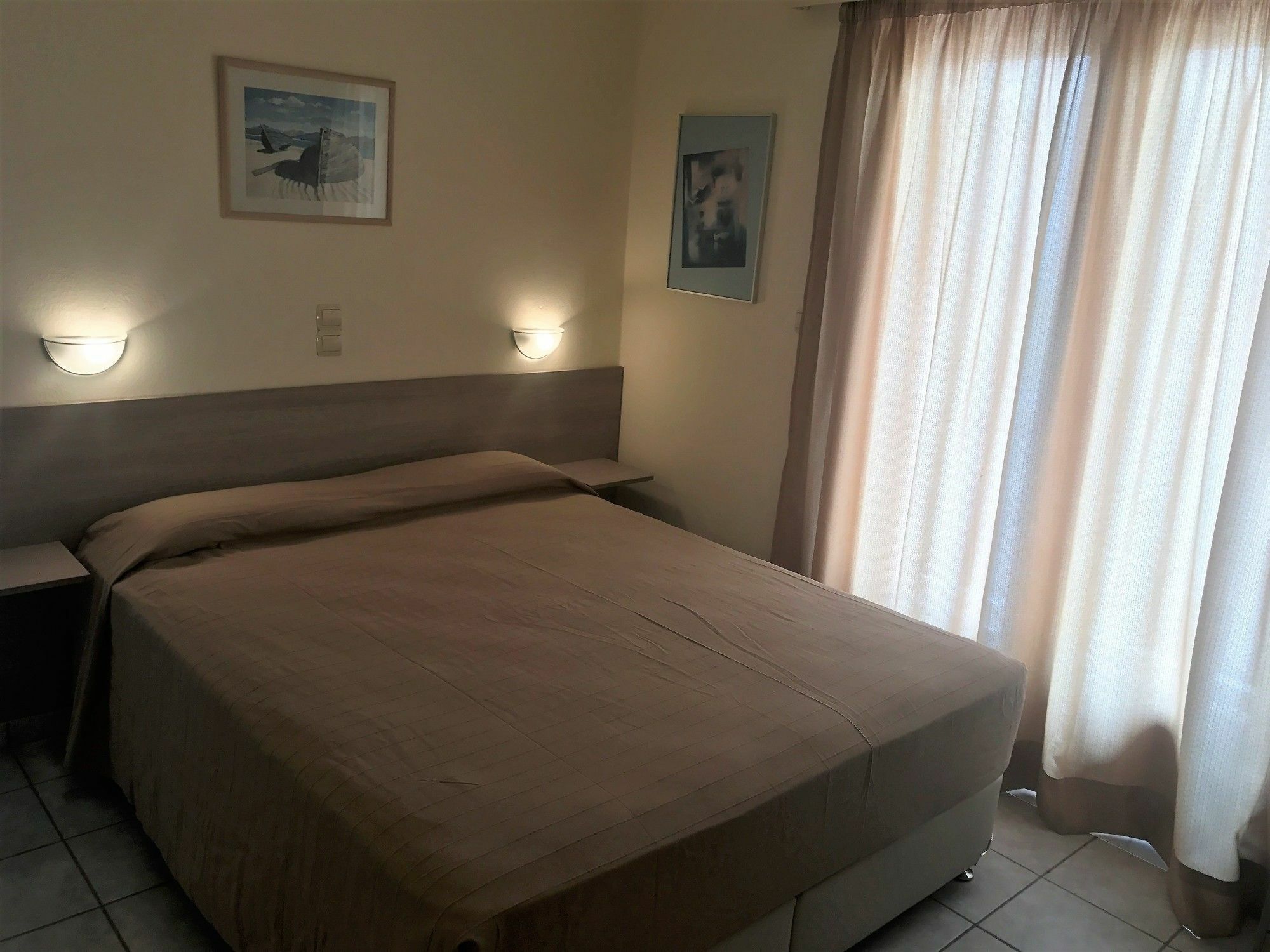 Hotel Karyatides Agia Marina  Esterno foto